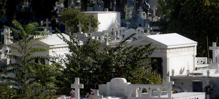 Υπάλληλος του νεκροταφείου: «Τη μαχαίρωσαν πάνω από το μνήμα -Προσπάθησε να ξεφύγει» [βίντεο]